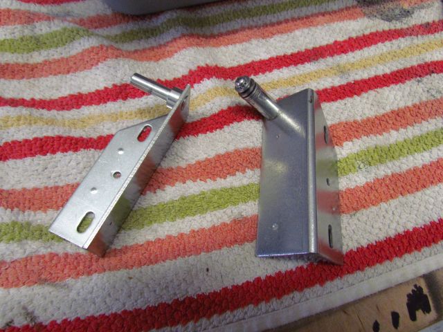 181
The holding  brackets for the lamp  panel are also reworked and  the corrosion is  gone,